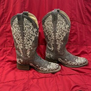 Embroidered Gray Western Boots